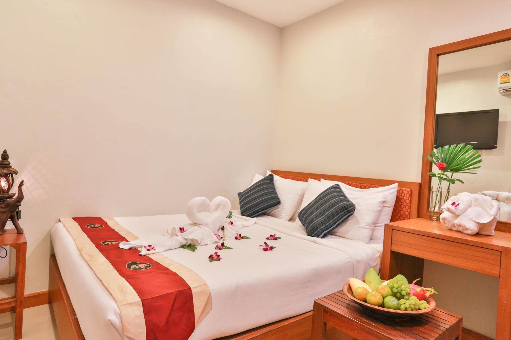 Hip Yaya Residences Patong Екстер'єр фото